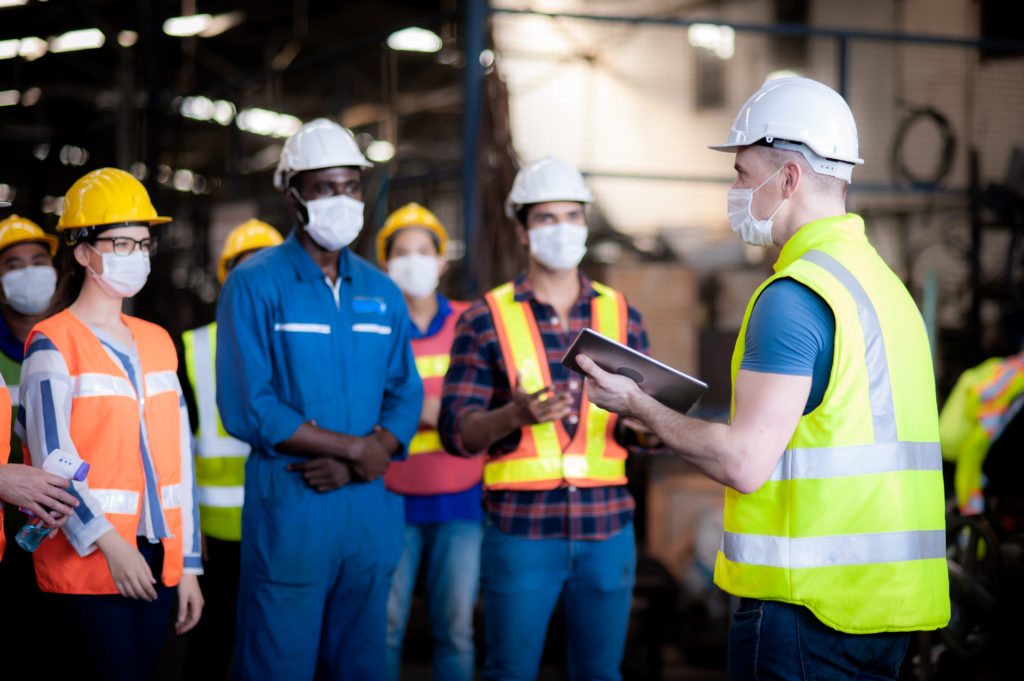 Leader explains safety and reporting near-miss accidents to his crew